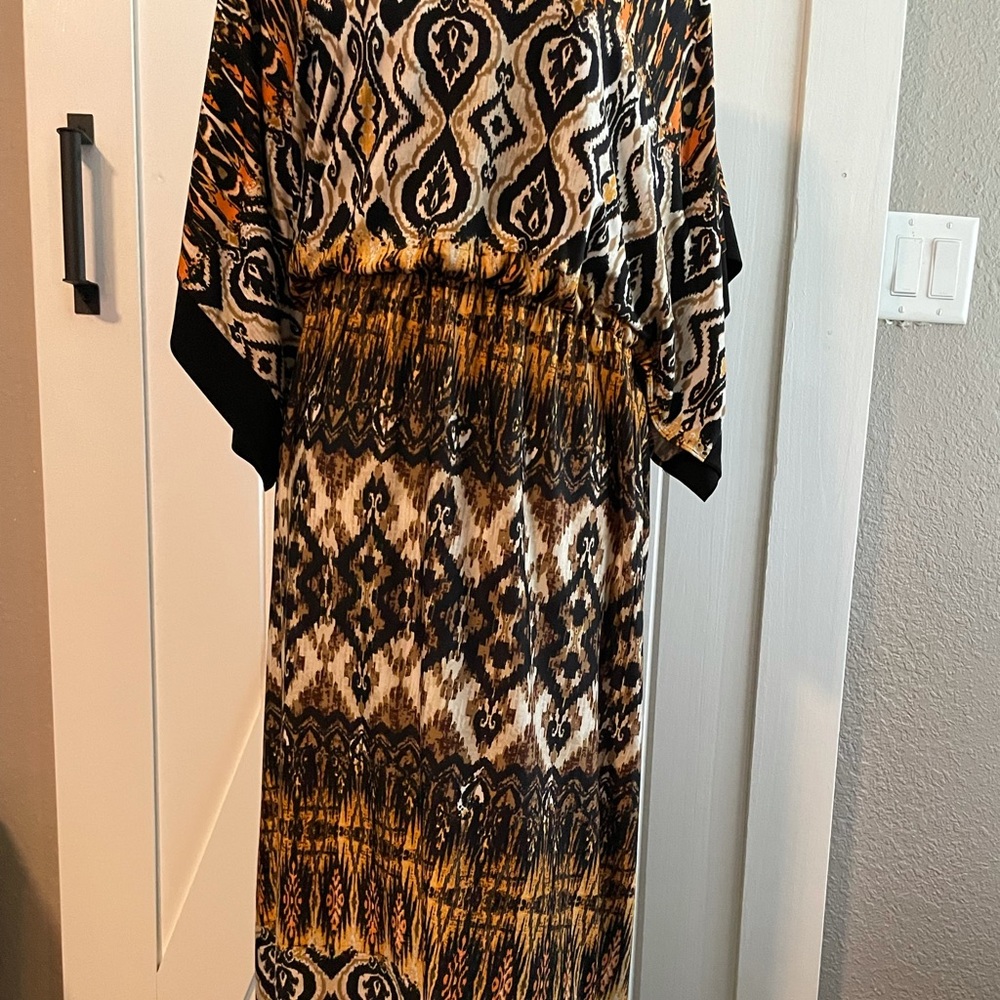Beautiful dress. Very flattering